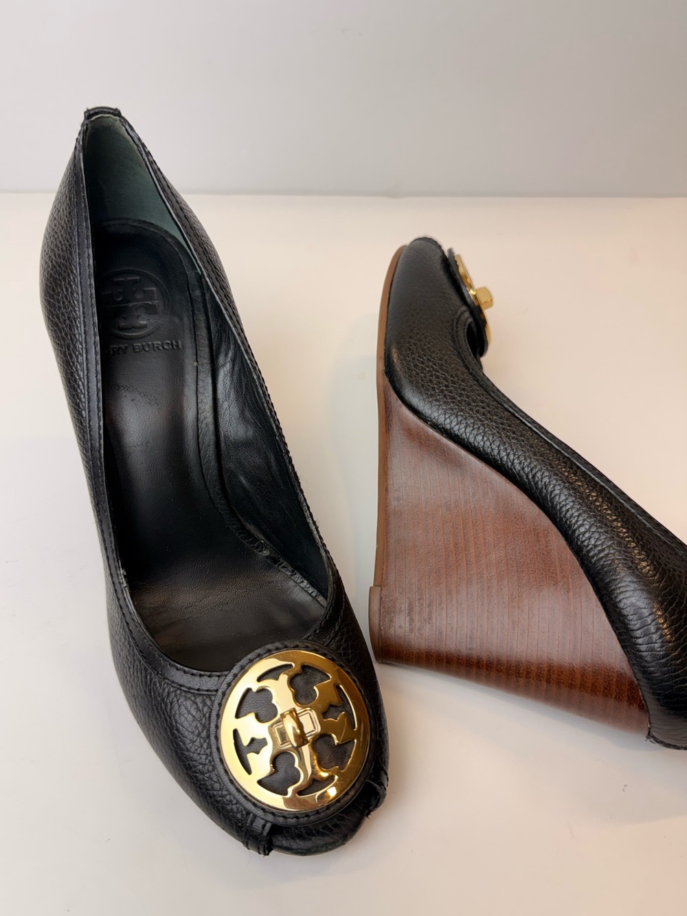 Tory Burch Selma Peep Toe Wedge Heels Black Pebbled Leather Gold Logo Size 10M